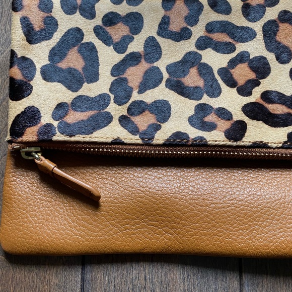 Gap NWOT foldover leopard print leather clutch. Camel/Tan Colour. - Picture 3 of 7